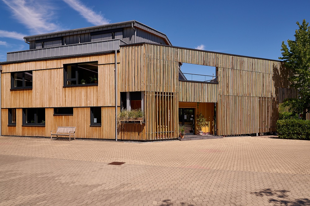 Holzfassade am Firmengebäude Oster Dach und Holzbau